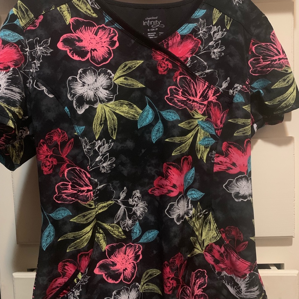 Cherokee infinity floral scrub top
